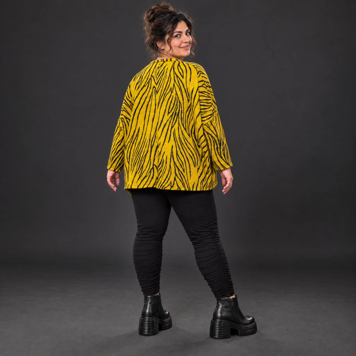Kastiges Strickshirt mit Zebramuster in Gelb/Schwarz aus weichem flauschigem Feinstrick