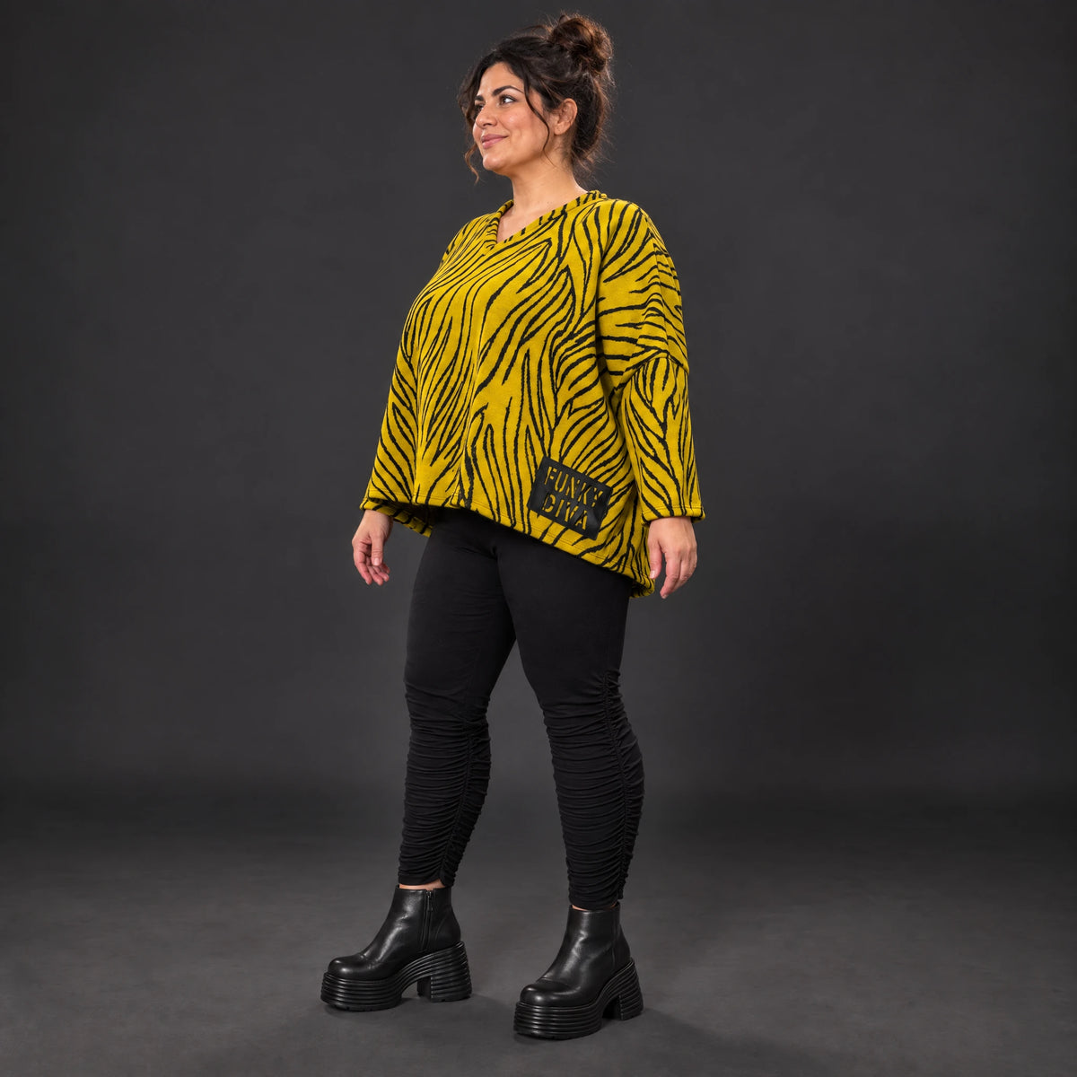 Kastiges Strickshirt mit Zebramuster in Gelb/Schwarz aus weichem flauschigem Feinstrick