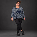 Kuschelig weiches Feinstrickshirt in Blau/Grau mit V-Ausschnitt und kastiger Silhouette