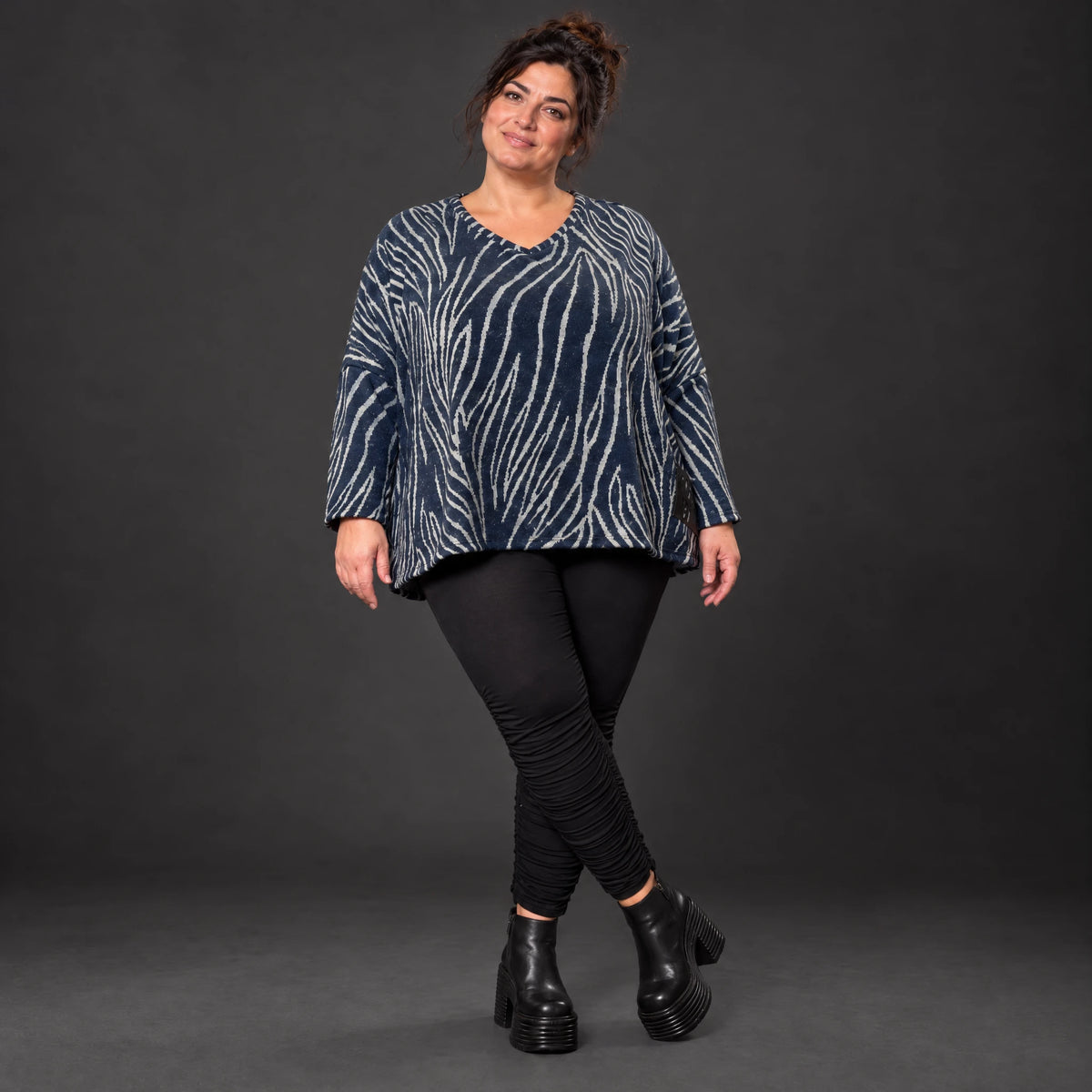 Kuschelig weiches Feinstrickshirt in Blau/Grau mit V-Ausschnitt und kastiger Silhouette