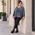 Kuschelig weiches Feinstrickshirt in Blau/Grau mit V-Ausschnitt und kastiger Silhouette