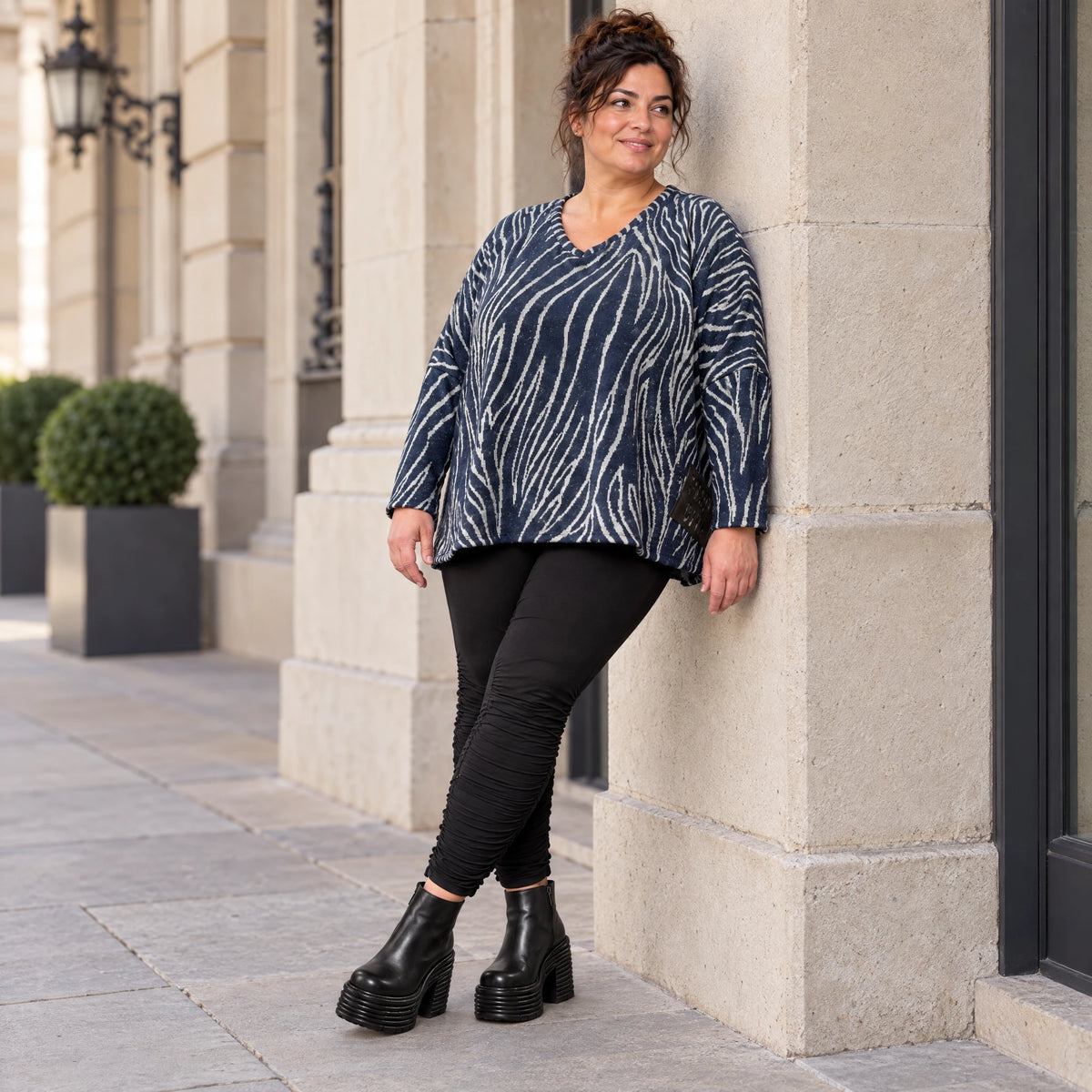 Kuschelig weiches Feinstrickshirt in Blau/Grau mit V-Ausschnitt und kastiger Silhouette