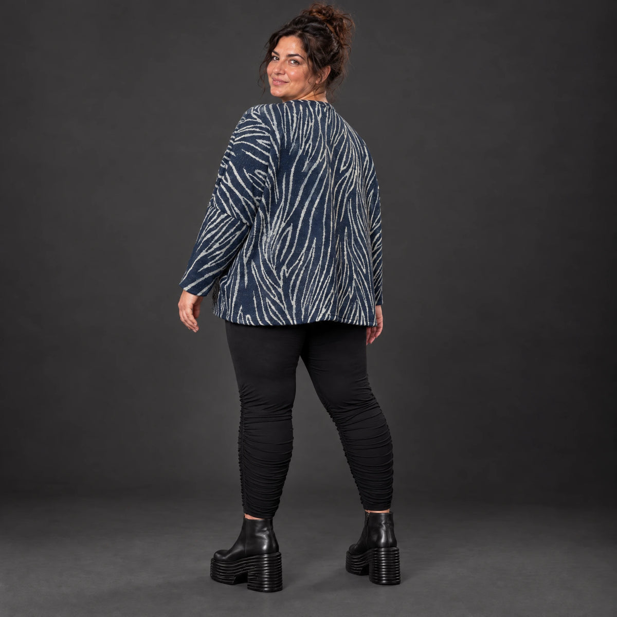 Kuschelig weiches Feinstrickshirt in Blau/Grau mit V-Ausschnitt und kastiger Silhouette