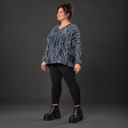 Kuschelig weiches Feinstrickshirt in Blau/Grau mit V-Ausschnitt und kastiger Silhouette
