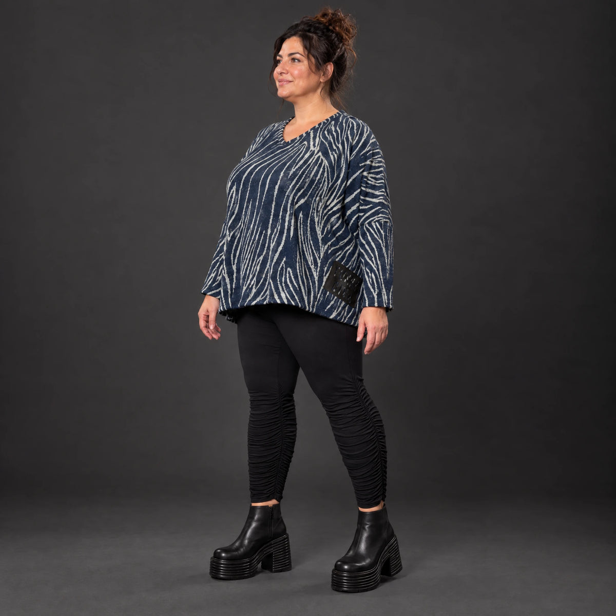Kuschelig weiches Feinstrickshirt in Blau/Grau mit V-Ausschnitt und kastiger Silhouette
