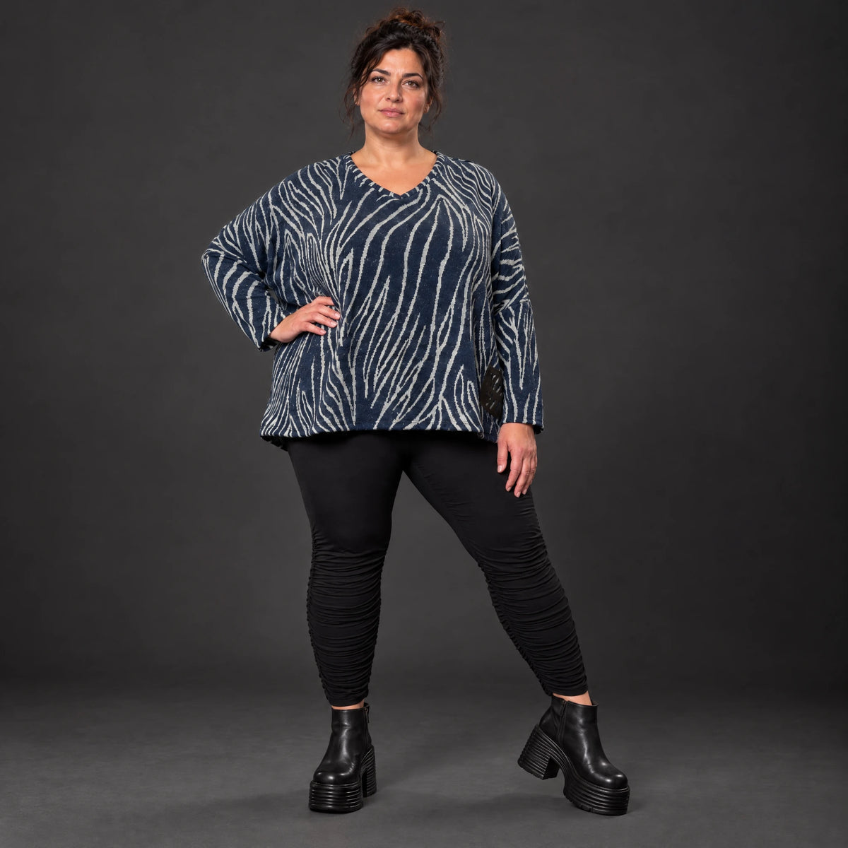 Kuschelig weiches Feinstrickshirt in Blau/Grau mit V-Ausschnitt und kastiger Silhouette