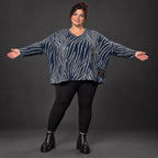 Kuschelig weiches Feinstrickshirt in Blau/Grau mit V-Ausschnitt und kastiger Silhouette