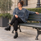 Kuschelig weiches Feinstrickshirt in Blau/Grau mit V-Ausschnitt und kastiger Silhouette