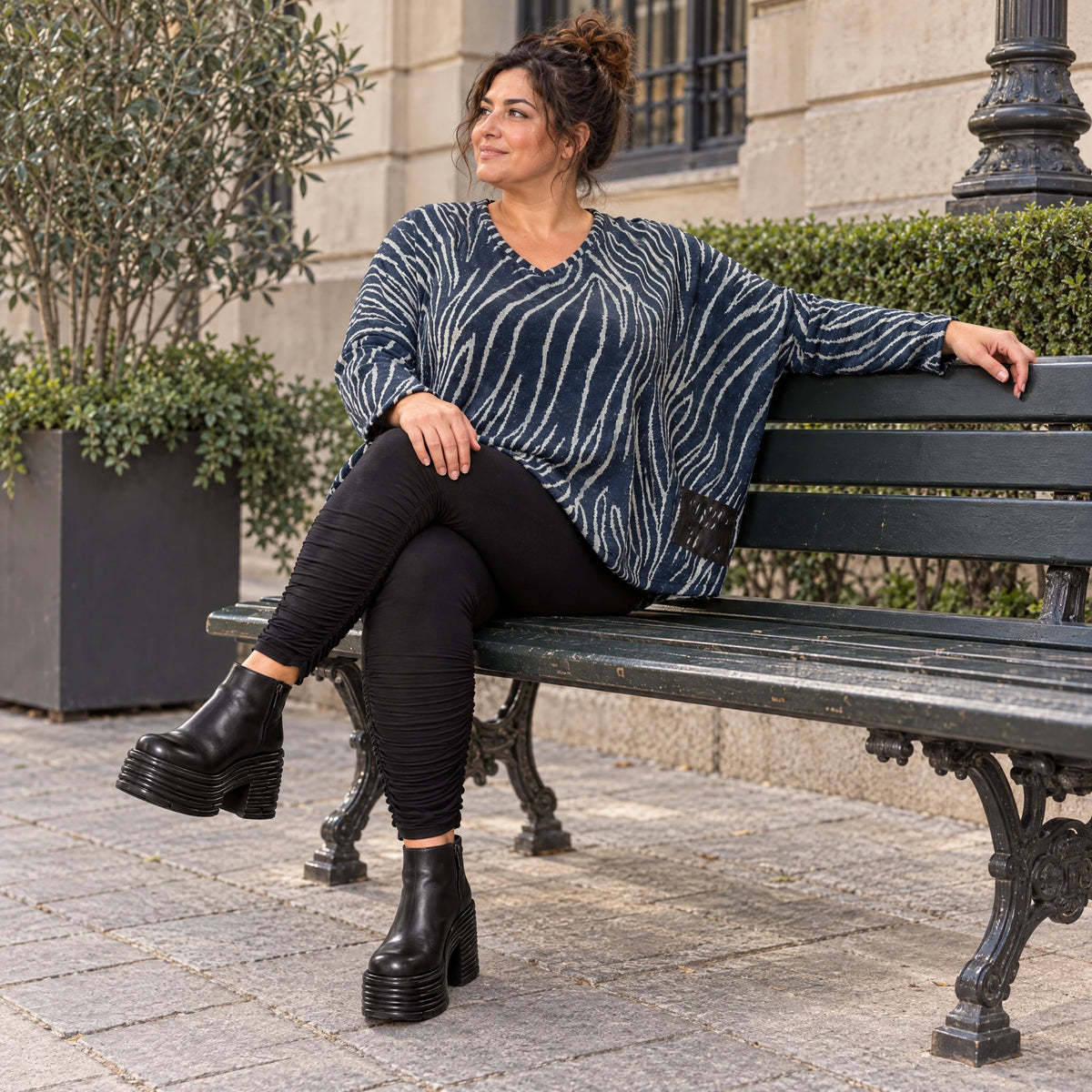 Kuschelig weiches Feinstrickshirt in Blau/Grau mit V-Ausschnitt und kastiger Silhouette