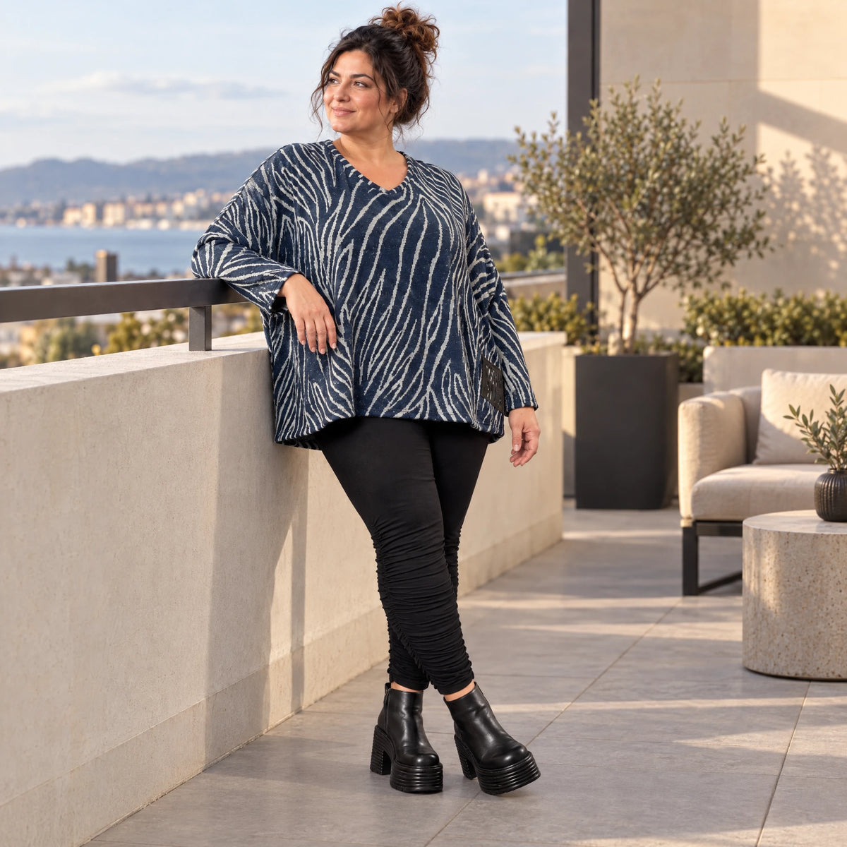 Kuschelig weiches Feinstrickshirt in Blau/Grau mit V-Ausschnitt und kastiger Silhouette