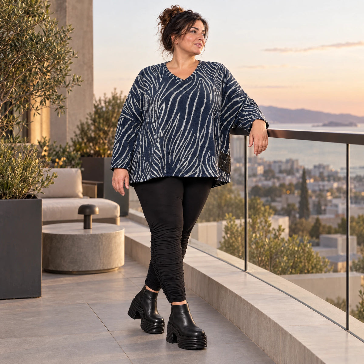 Kuschelig weiches Feinstrickshirt in Blau/Grau mit V-Ausschnitt und kastiger Silhouette
