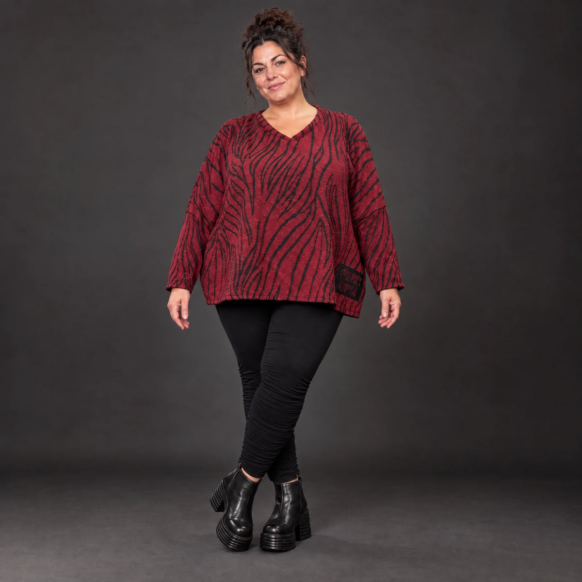 Kuscheliger Strickpullover aus Italien in Rot/Schwarz mit V-Ausschnitt und kastiger Form