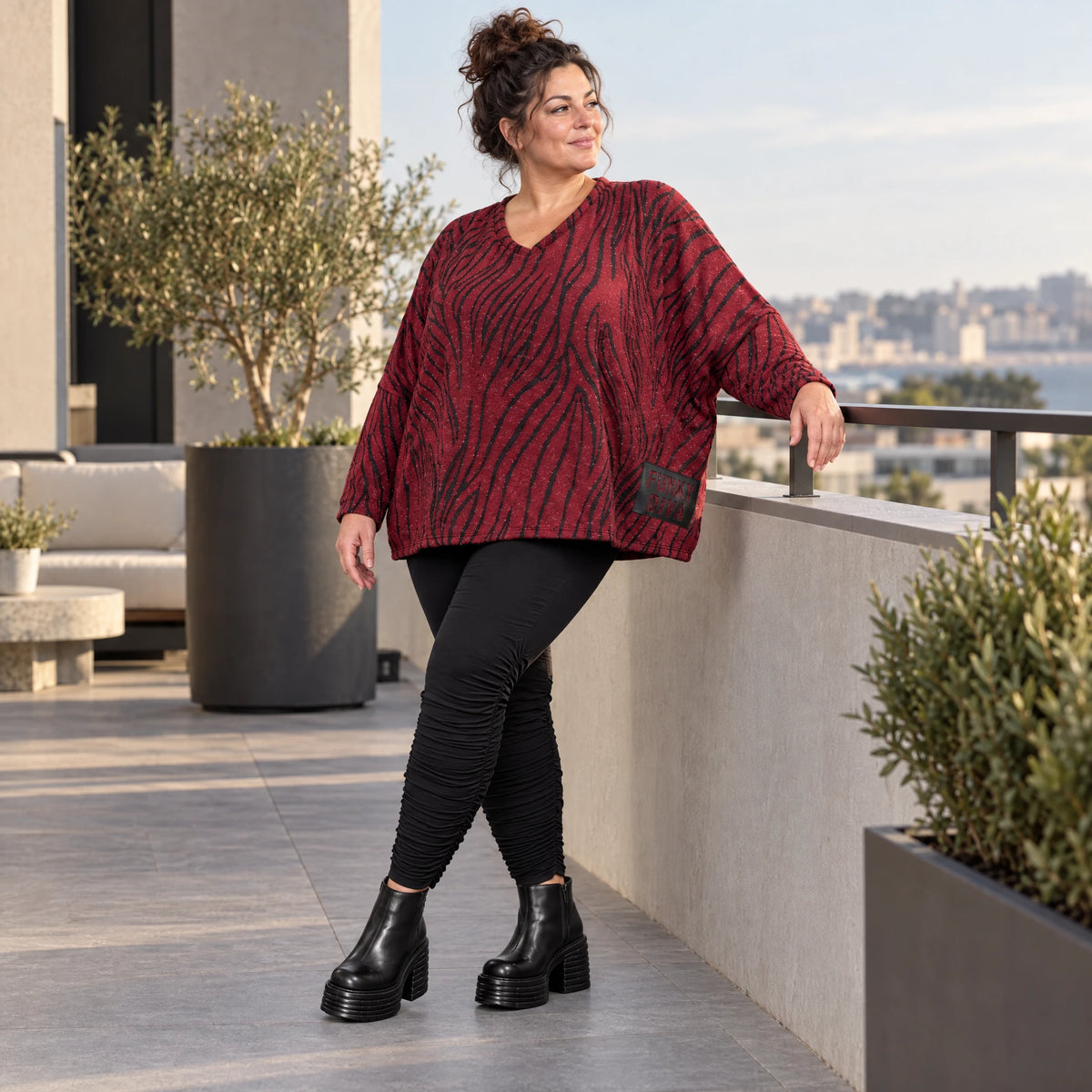 Kuscheliger Strickpullover aus Italien in Rot/Schwarz mit V-Ausschnitt und kastiger Form