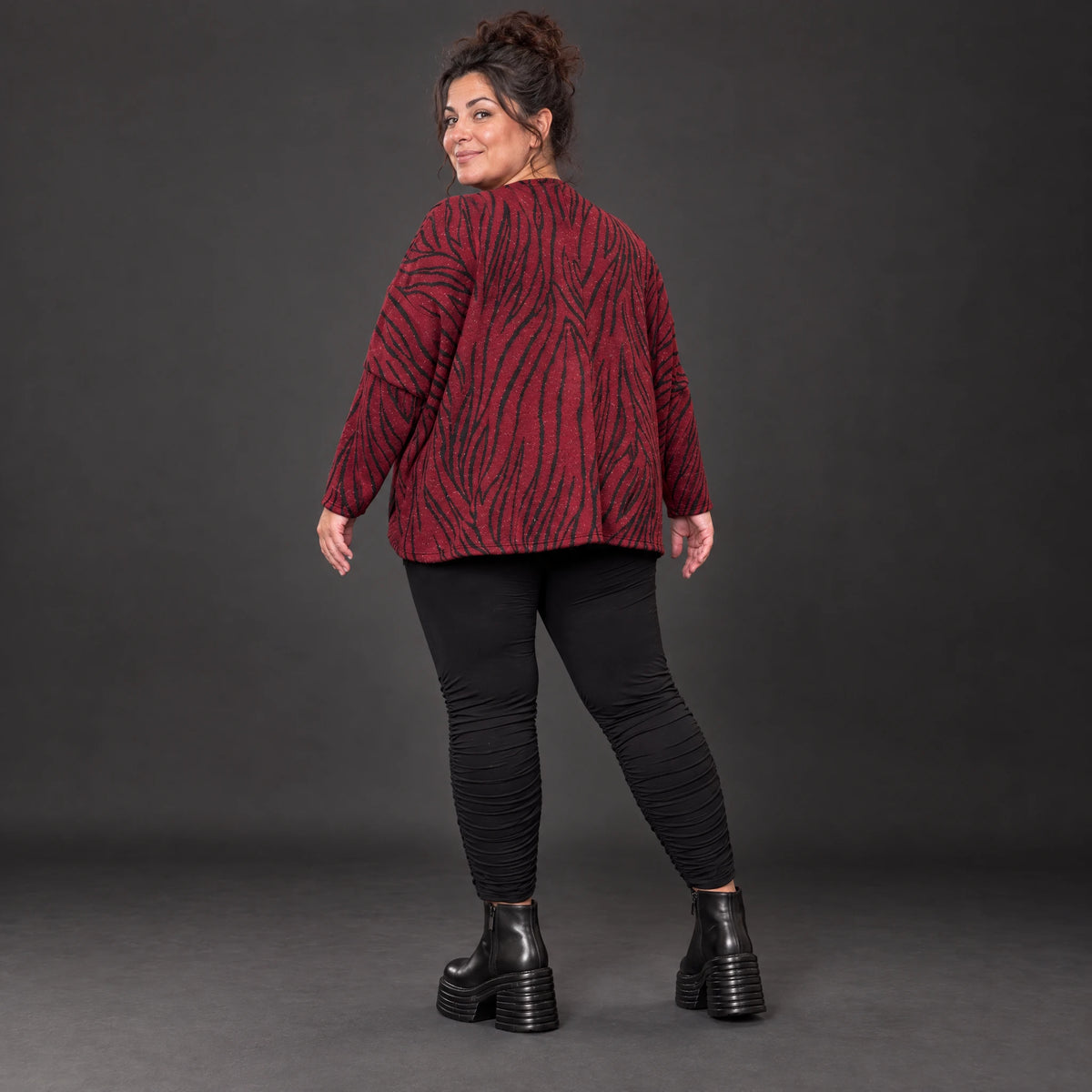 Kuscheliger Strickpullover aus Italien in Rot/Schwarz mit V-Ausschnitt und kastiger Form