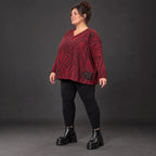 Kuscheliger Strickpullover aus Italien in Rot/Schwarz mit V-Ausschnitt und kastiger Form