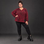 Kuscheliger Strickpullover aus Italien in Rot/Schwarz mit V-Ausschnitt und kastiger Form