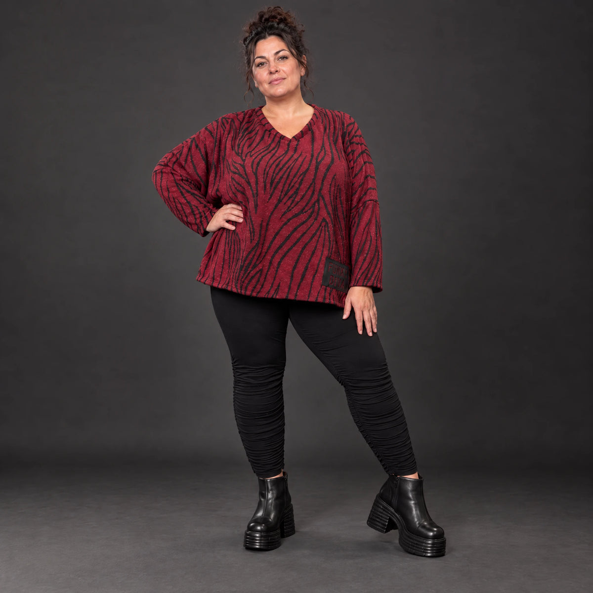 Kuscheliger Strickpullover aus Italien in Rot/Schwarz mit V-Ausschnitt und kastiger Form
