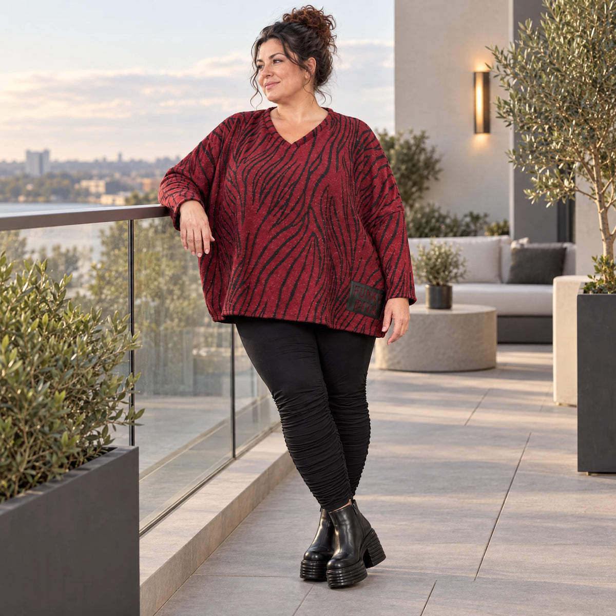 Kuscheliger Strickpullover aus Italien in Rot/Schwarz mit V-Ausschnitt und kastiger Form