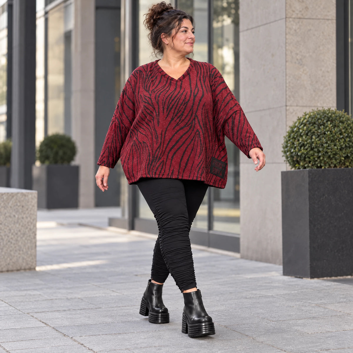 Kuscheliger Strickpullover aus Italien in Rot/Schwarz mit V-Ausschnitt und kastiger Form