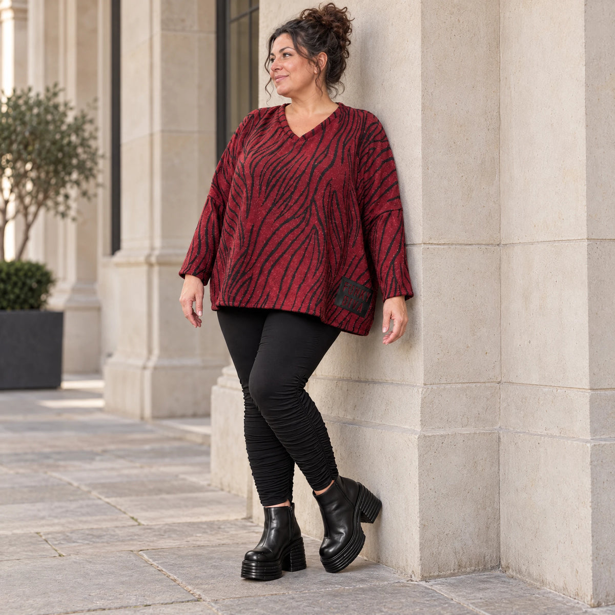 Kuscheliger Strickpullover aus Italien in Rot/Schwarz mit V-Ausschnitt und kastiger Form