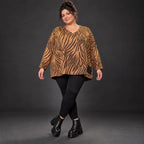 Flauschiges Langarmshirt aus Feinstrick in Braun/Schoko mit V-Ausschnitt und Kastenform