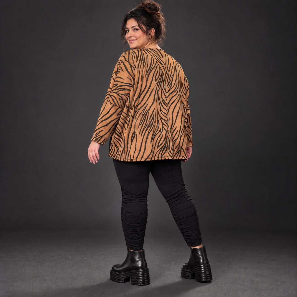 Flauschiges Langarmshirt aus Feinstrick in Braun/Schoko mit V-Ausschnitt und Kastenform