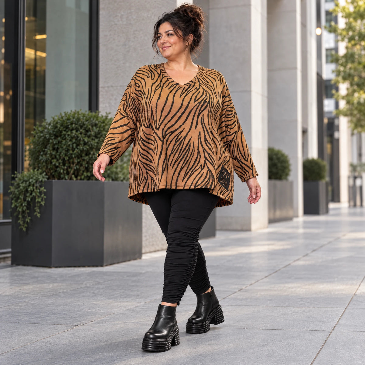 Flauschiges Langarmshirt aus Feinstrick in Braun/Schoko mit V-Ausschnitt und Kastenform