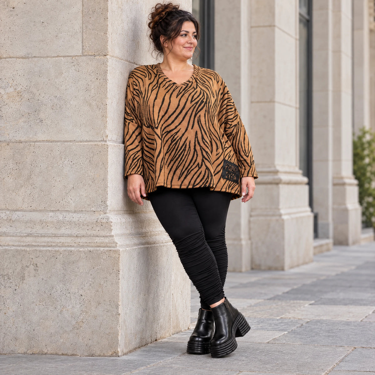 Flauschiges Langarmshirt aus Feinstrick in Braun/Schoko mit V-Ausschnitt und Kastenform
