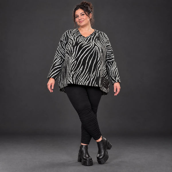 Flauschiges Feinstrickshirt aus Italien mit V-Ausschnitt in Schwarz/Weiß gemustert