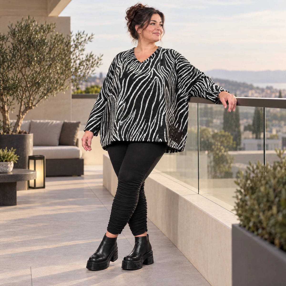 Flauschiges Feinstrickshirt aus Italien mit V-Ausschnitt in Schwarz/Weiß gemustert