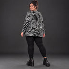 Flauschiges Feinstrickshirt aus Italien mit V-Ausschnitt in Schwarz/Weiß gemustert
