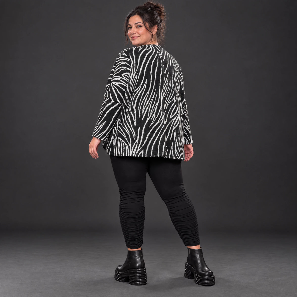 Flauschiges Feinstrickshirt aus Italien mit V-Ausschnitt in Schwarz/Weiß gemustert