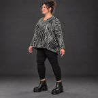 Flauschiges Feinstrickshirt aus Italien mit V-Ausschnitt in Schwarz/Weiß gemustert