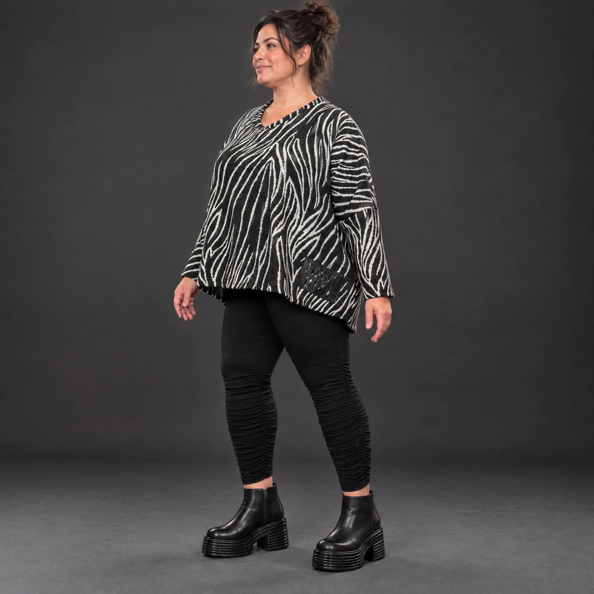 Flauschiges Feinstrickshirt aus Italien mit V-Ausschnitt in Schwarz/Weiß gemustert