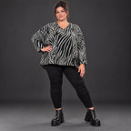 Flauschiges Feinstrickshirt aus Italien mit V-Ausschnitt in Schwarz/Weiß gemustert