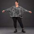 Flauschiges Feinstrickshirt aus Italien mit V-Ausschnitt in Schwarz/Weiß gemustert