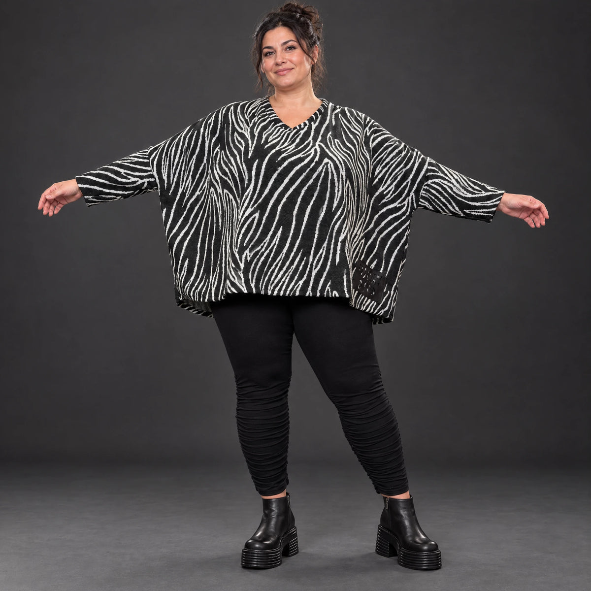 Flauschiges Feinstrickshirt aus Italien mit V-Ausschnitt in Schwarz/Weiß gemustert