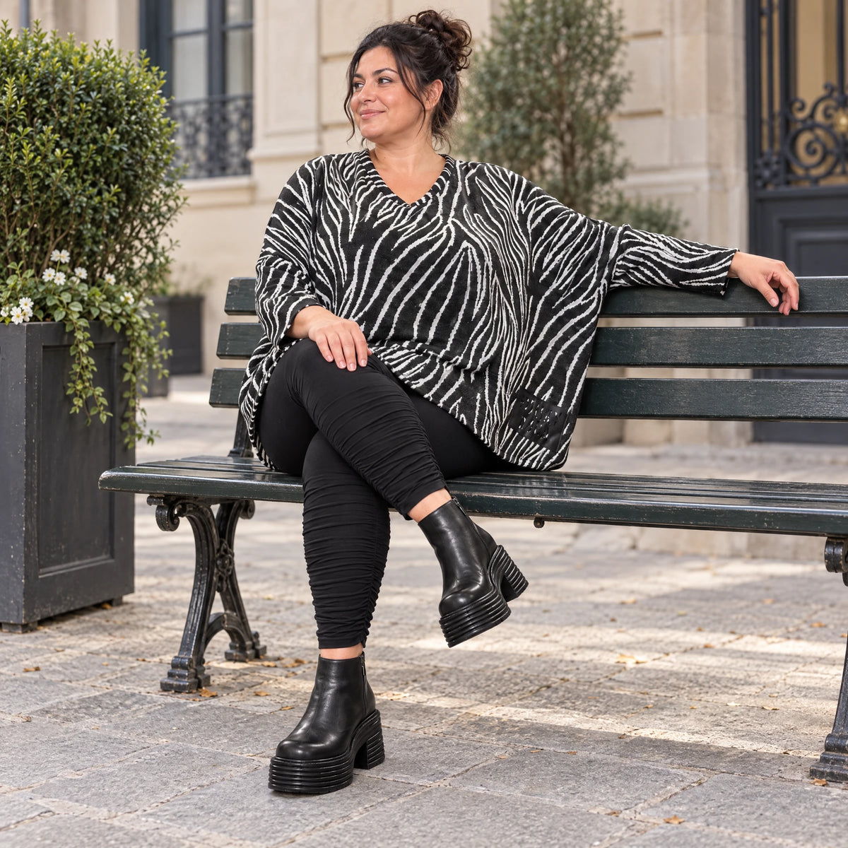Flauschiges Feinstrickshirt aus Italien mit V-Ausschnitt in Schwarz/Weiß gemustert