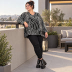 Flauschiges Feinstrickshirt aus Italien mit V-Ausschnitt in Schwarz/Weiß gemustert