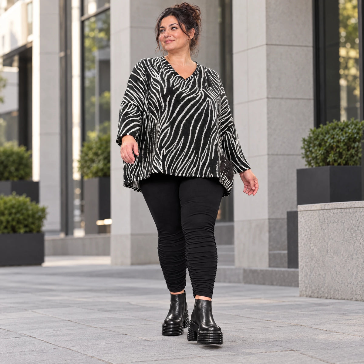 Flauschiges Feinstrickshirt aus Italien mit V-Ausschnitt in Schwarz/Weiß gemustert