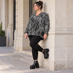 Flauschiges Feinstrickshirt aus Italien mit V-Ausschnitt in Schwarz/Weiß gemustert