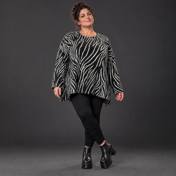 Flauschiges Langarmshirt aus Feinstrick in Schwarz/Weiß mit Zebramuster und A-Linie