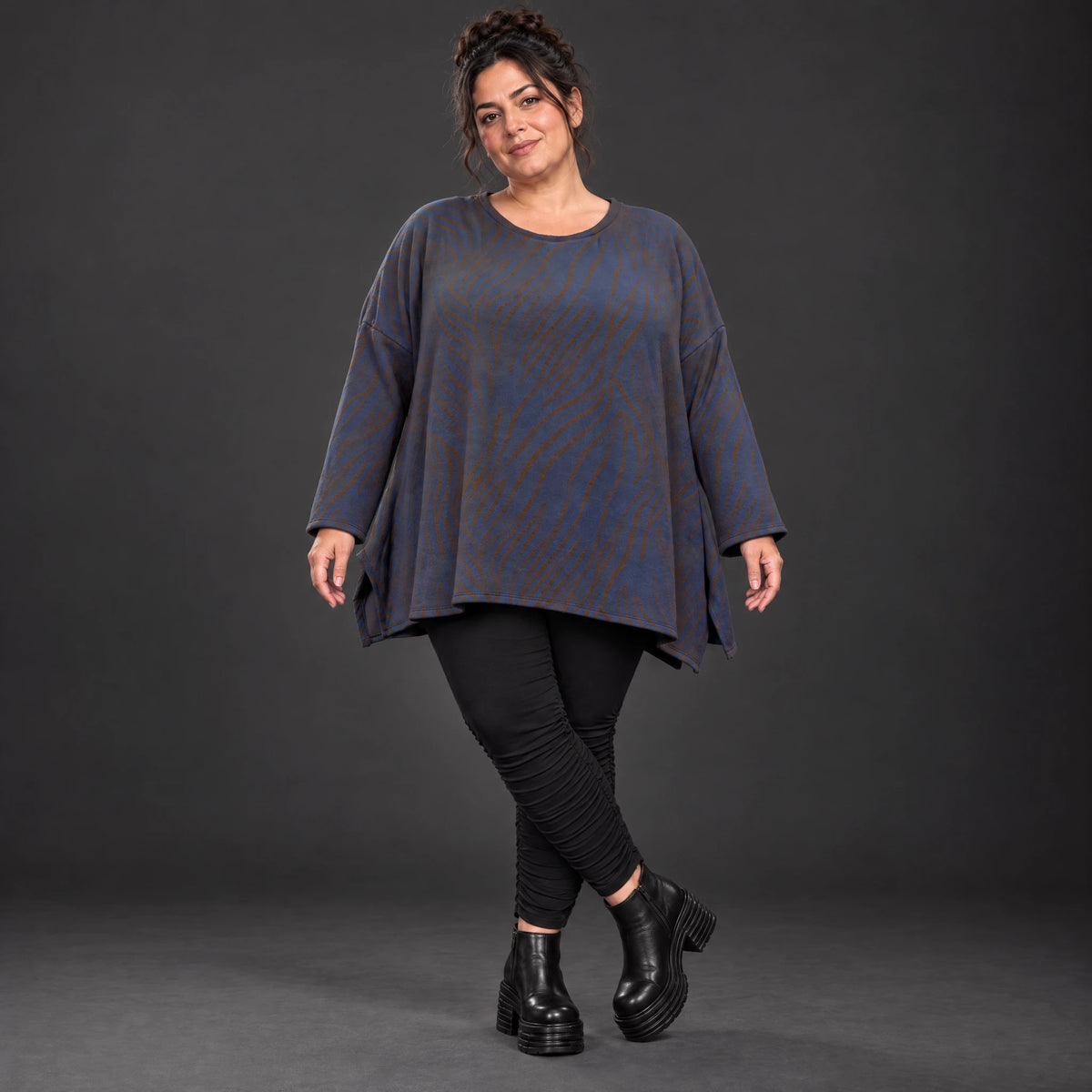 Langarmshirt aus flauschigem Feinstrick in Blau/Braun mit A-Linie und Seitenschlitzen
