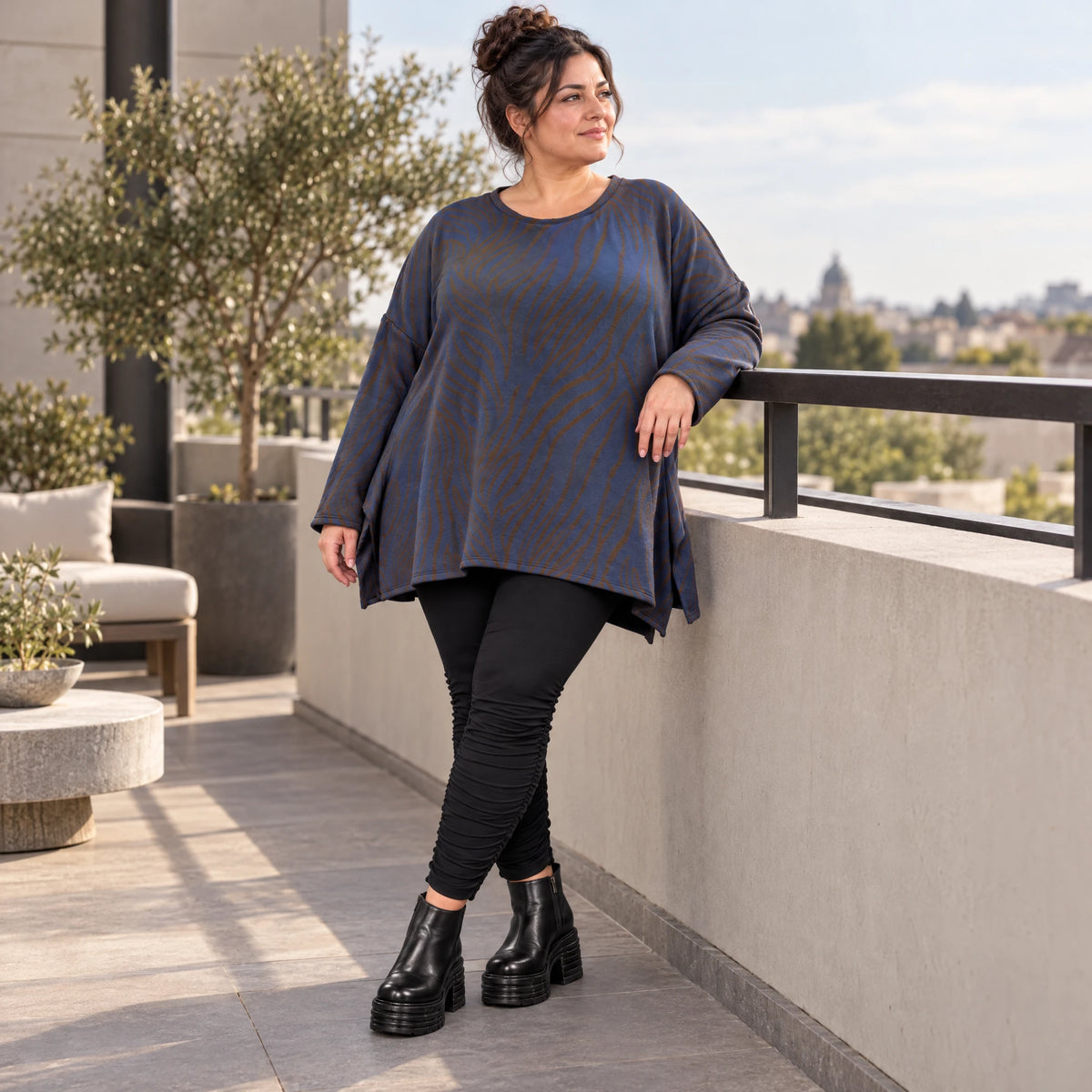 Langarmshirt aus flauschigem Feinstrick in Blau/Braun mit A-Linie und Seitenschlitzen