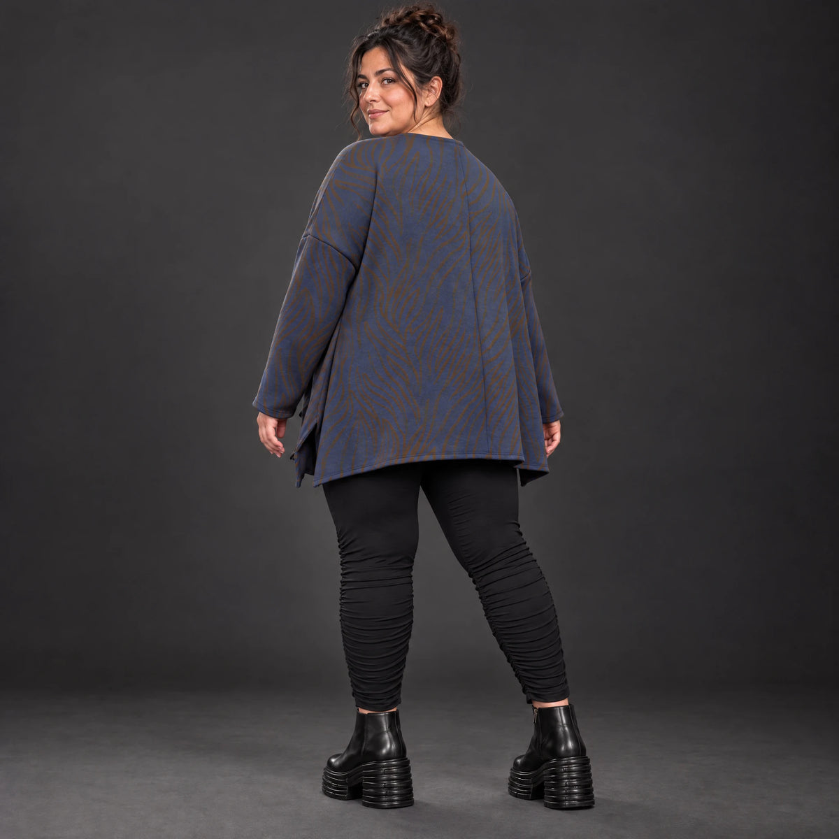 Langarmshirt aus flauschigem Feinstrick in Blau/Braun mit A-Linie und Seitenschlitzen