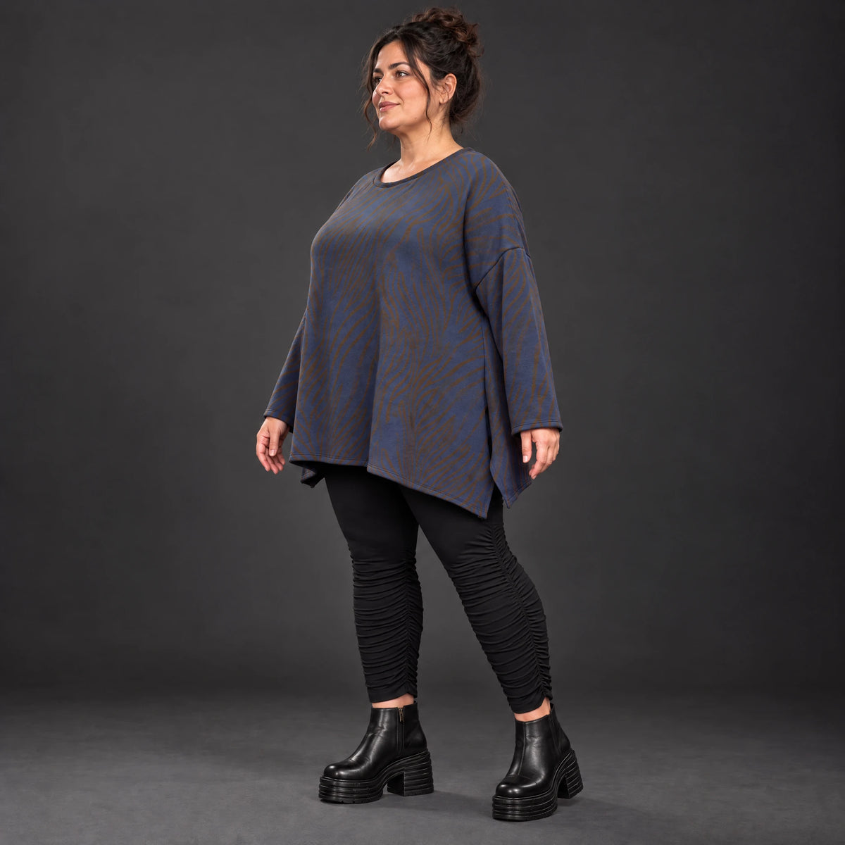 Langarmshirt aus flauschigem Feinstrick in Blau/Braun mit A-Linie und Seitenschlitzen