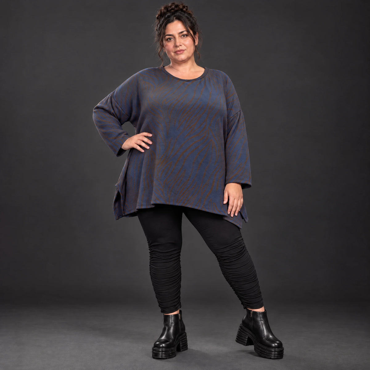 Langarmshirt aus flauschigem Feinstrick in Blau/Braun mit A-Linie und Seitenschlitzen