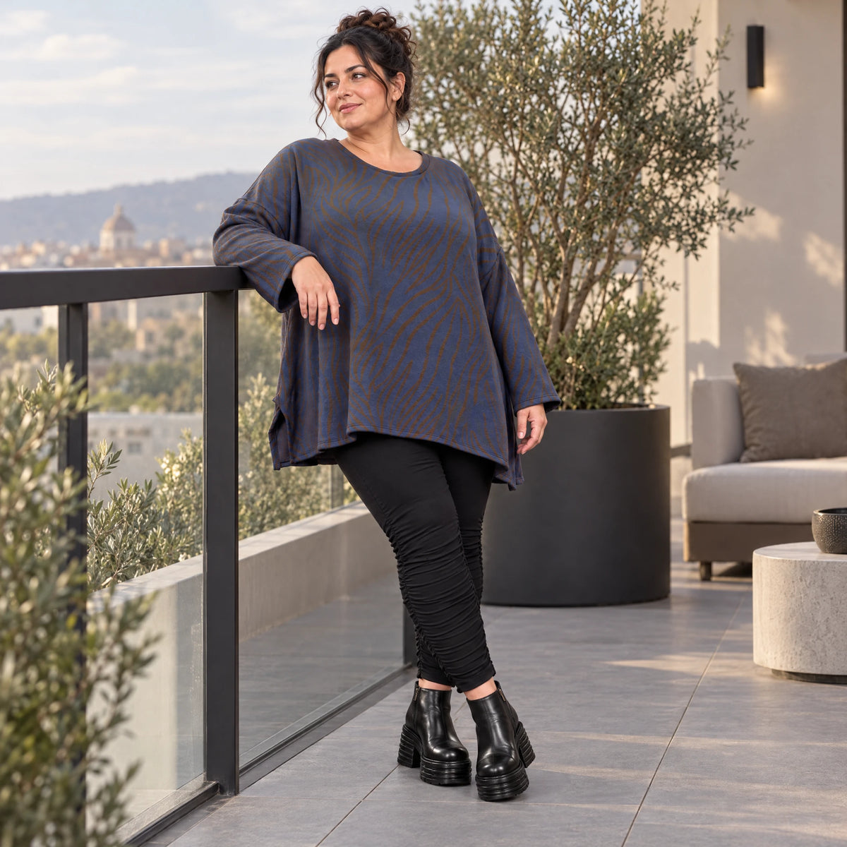 Langarmshirt aus flauschigem Feinstrick in Blau/Braun mit A-Linie und Seitenschlitzen