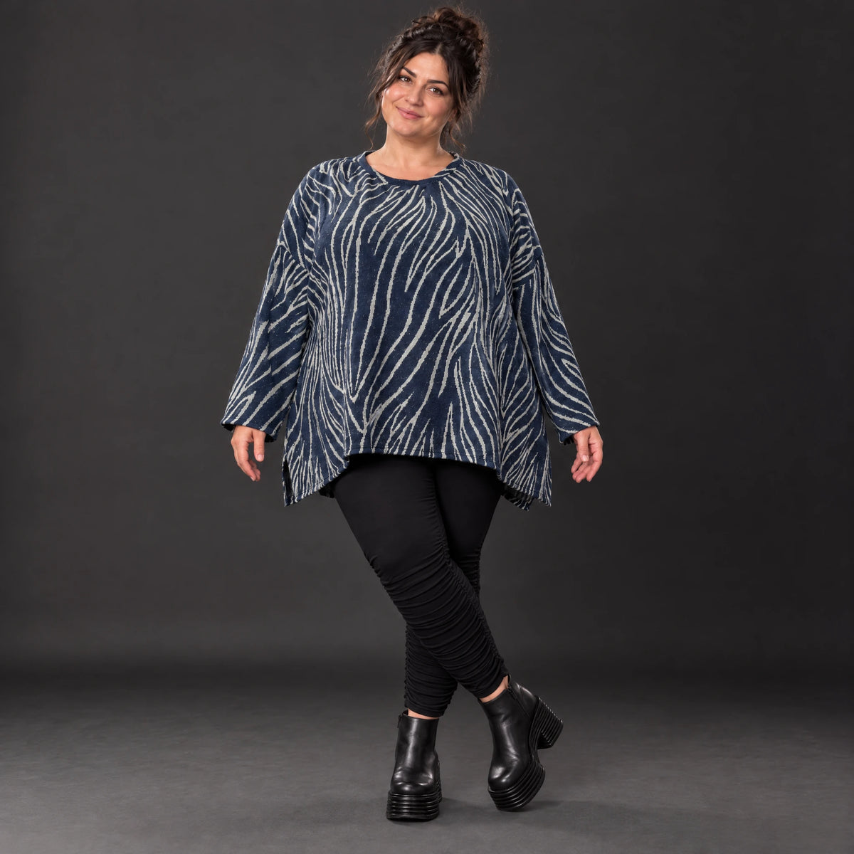 Langarmshirt aus weichem Feinstrick in Blau/Grau mit A-Linie und seitlichen Schlitzen