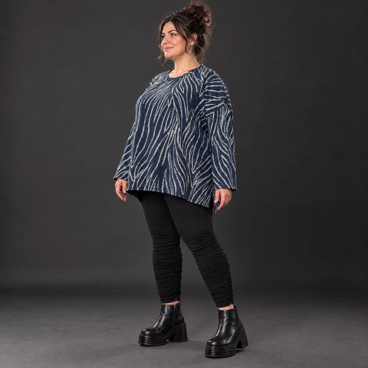 Langarmshirt aus weichem Feinstrick in Blau/Grau mit A-Linie und seitlichen Schlitzen